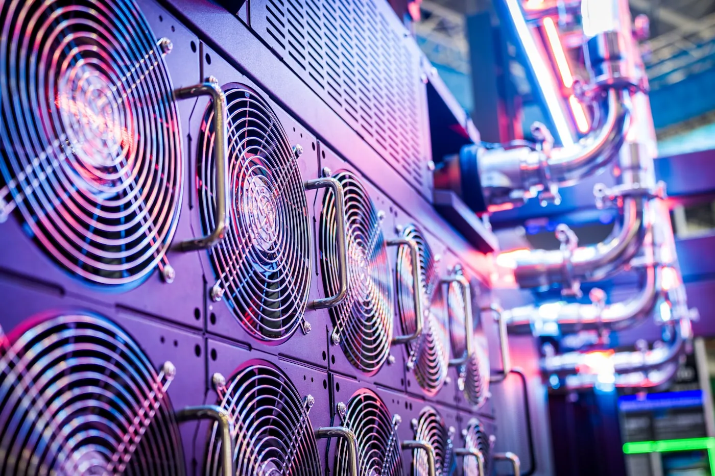 Reihen von Server-Lüftern in einem Rechenzentrum
