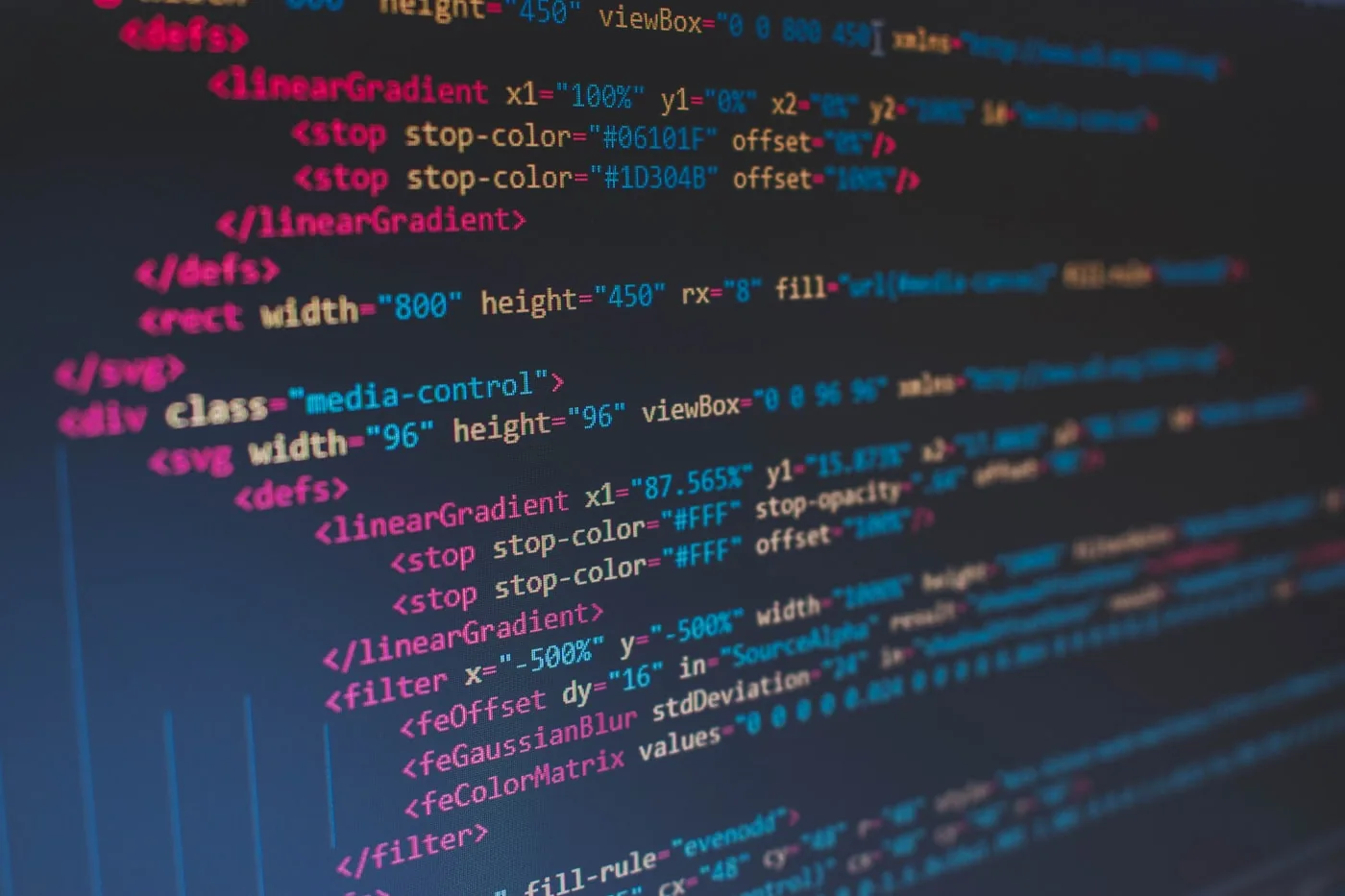 Quelltext mit Markup auf einem Bildschirm