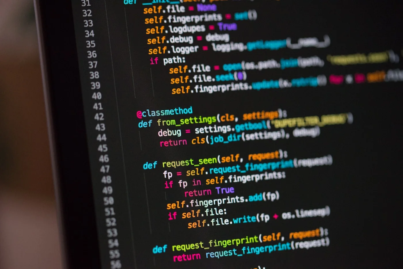 Quellcode in einem Editor auf einem Bildschirm