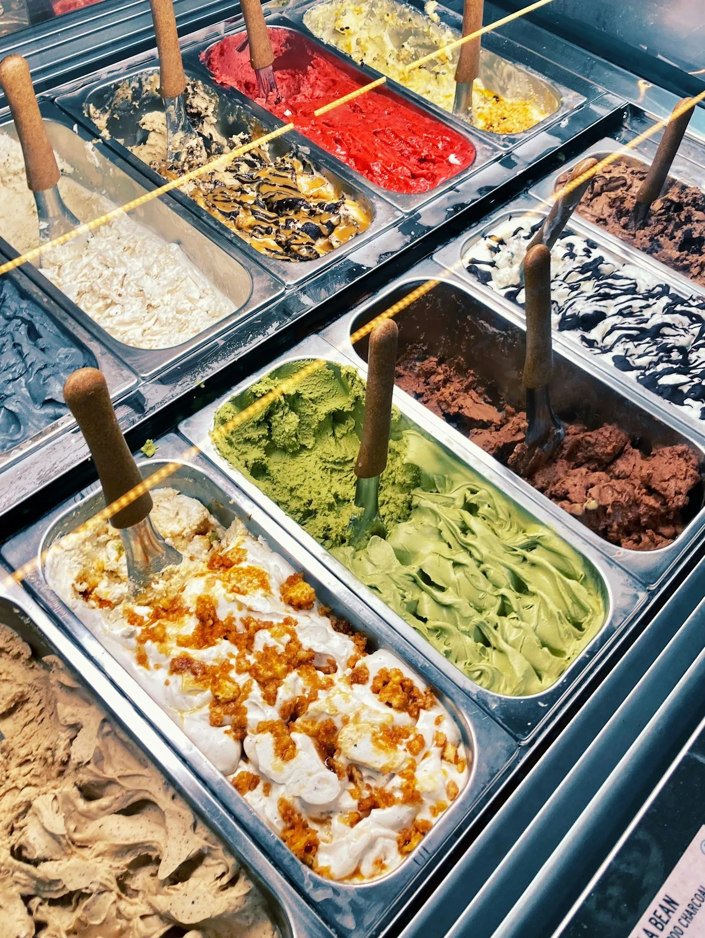 Bunte Eissorten in der Auslage einer Eisdiele