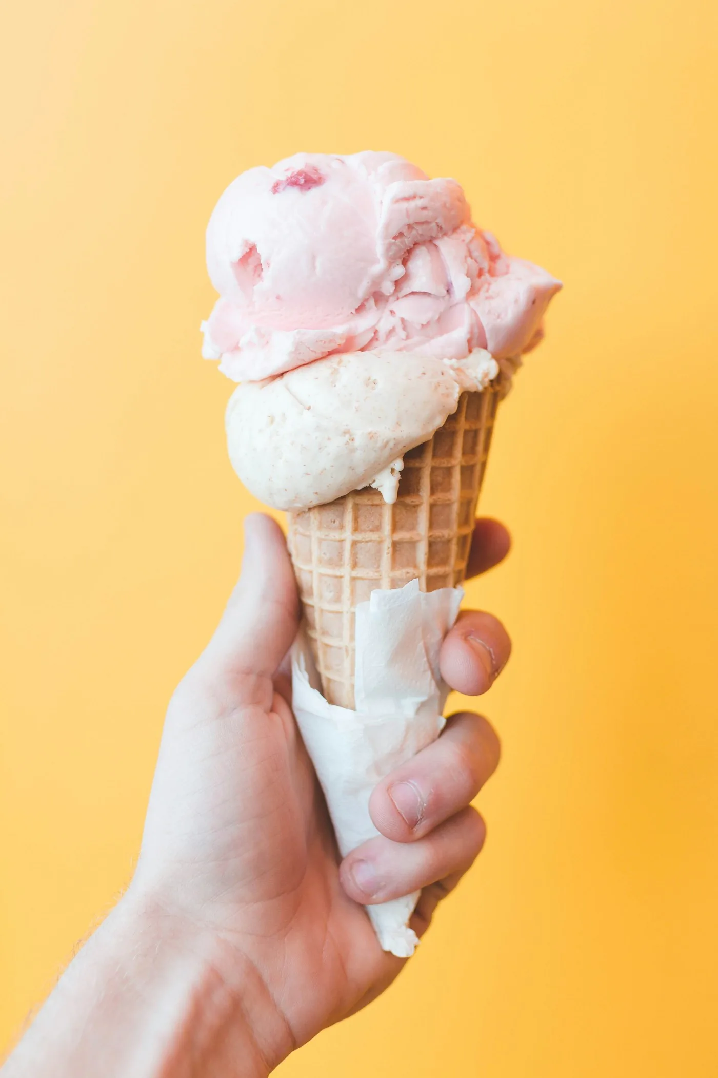Person hält eine Eiswaffel mit zwei Kugeln