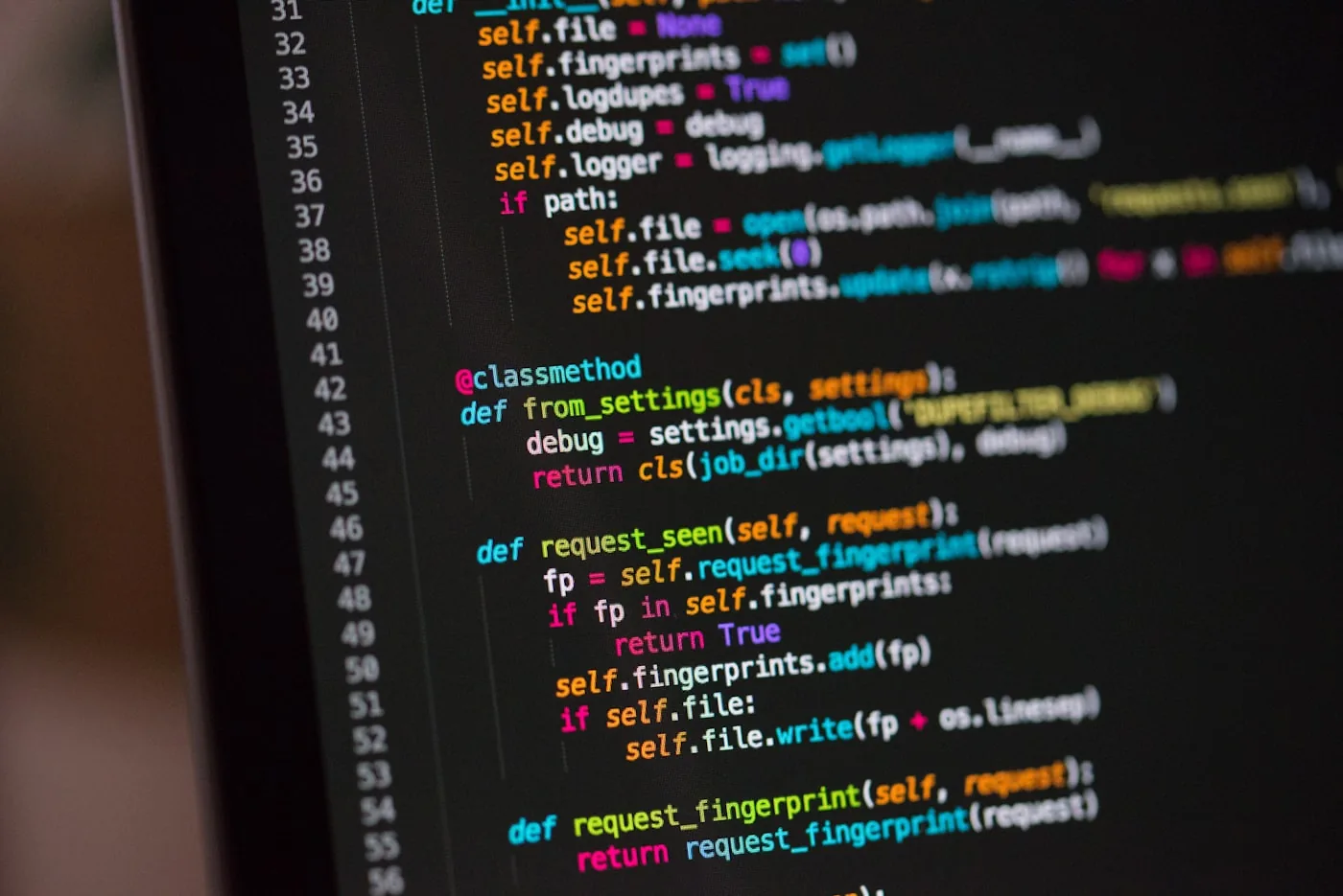 Farbig hervorgehobener Programmcode auf einem Bildschirm