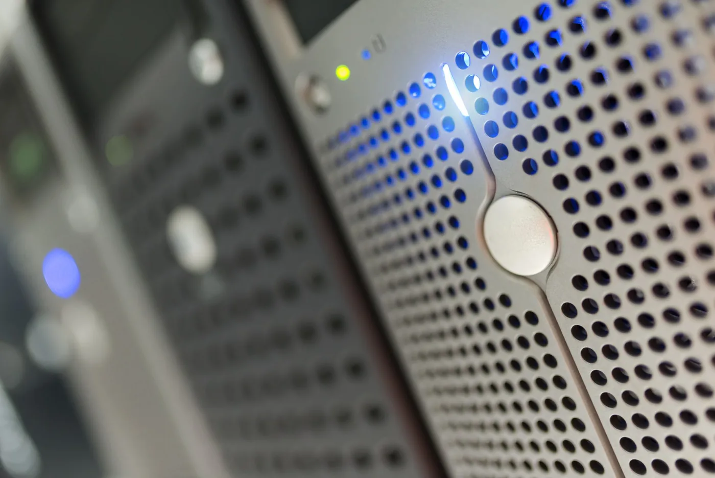 Frontplatte eines Servers mit blau leuchtenden Statuslampen