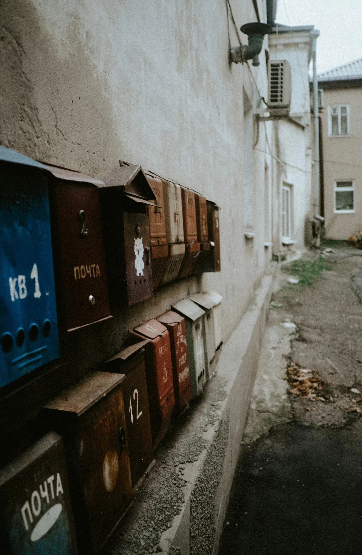 Briefkaesten in einem Wohnhaus