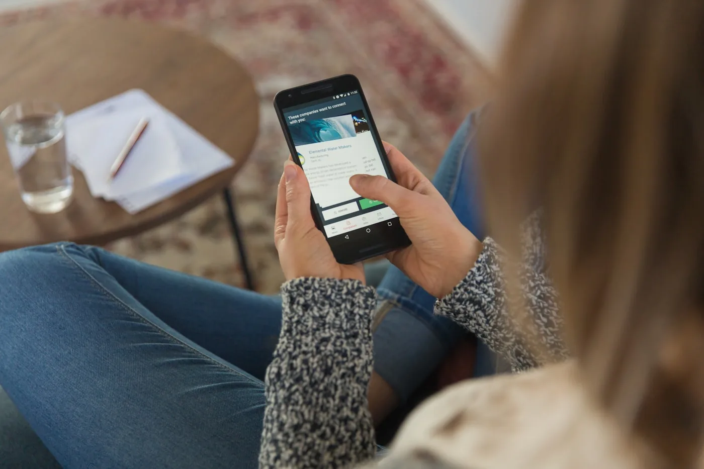 Person nutzt eine Smartphone-App