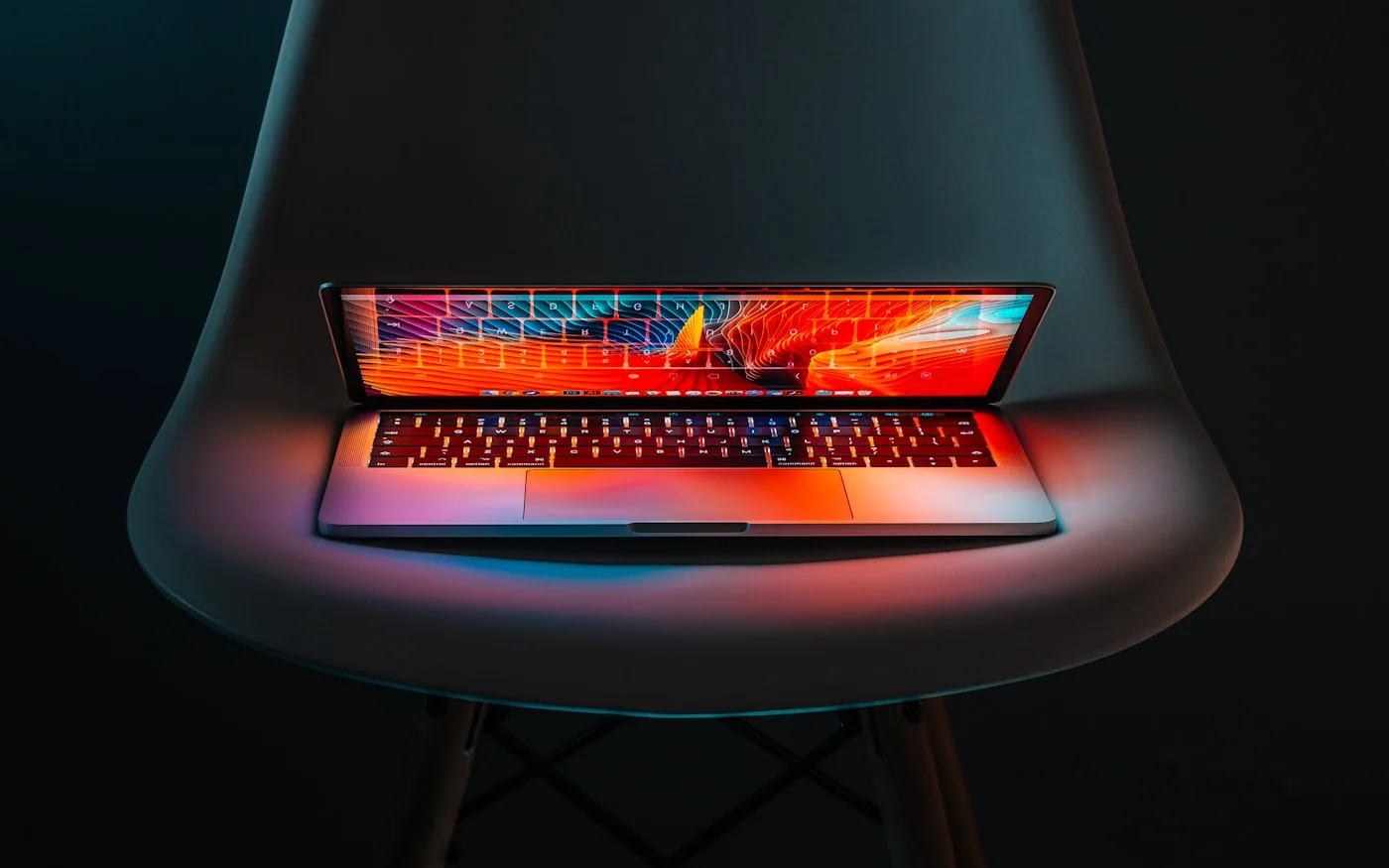 Aufgeklappter Laptop mit leuchtendem Bildschirm im Dunkeln