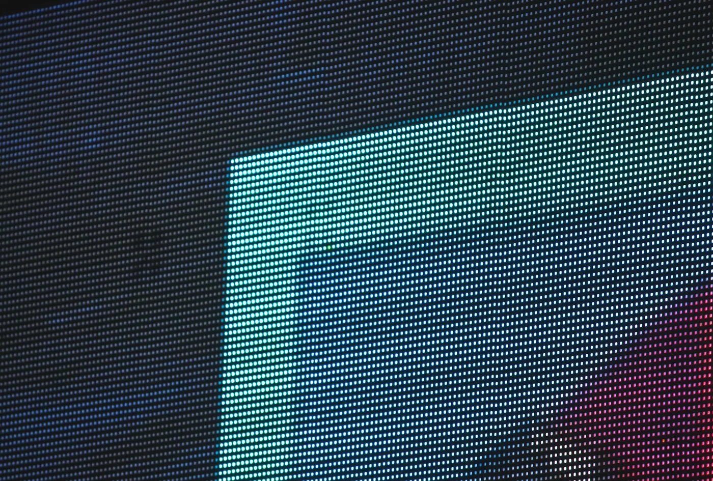Nahaufnahme einer LED-Videowand mit farbigem Pixelraster