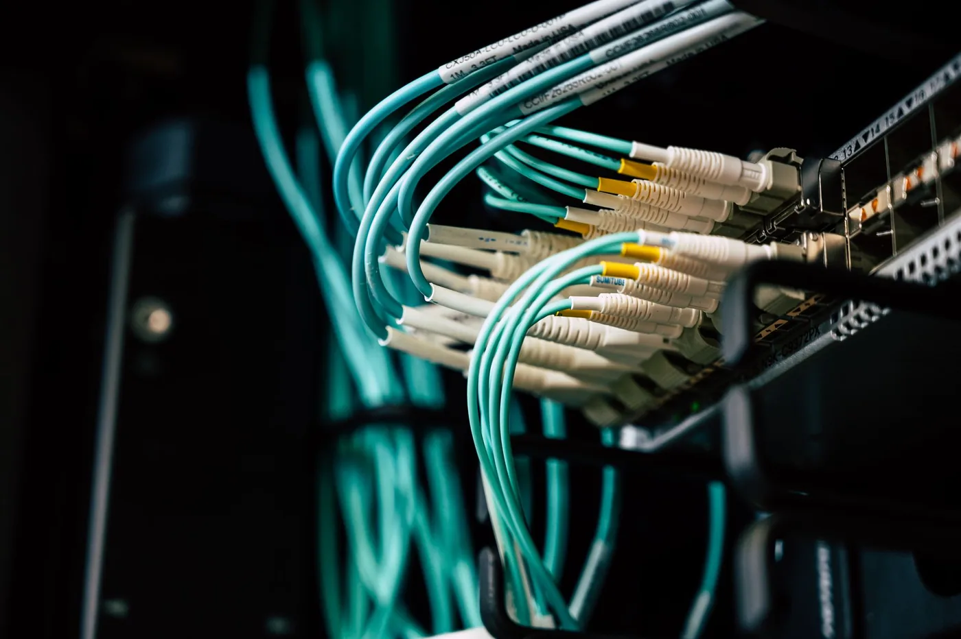 Glasfaserkabel in einem Server-Rack