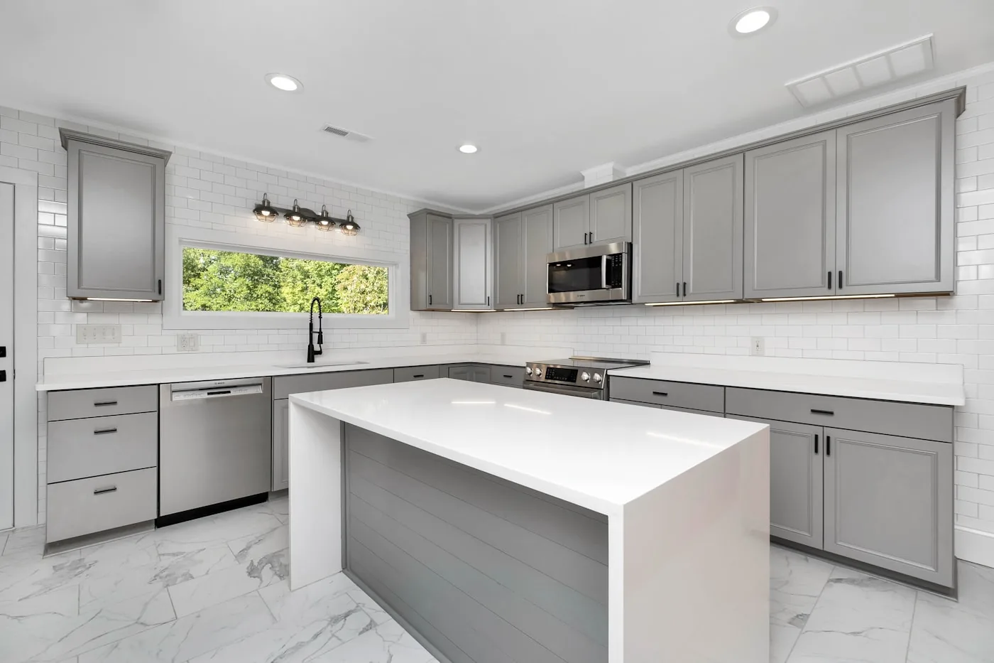 Moderne Küche mit heller Arbeitsplatte