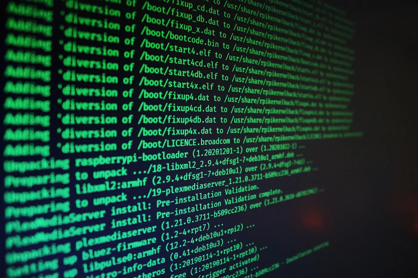 Bildschirm mit grünem Terminal-Log während einer Paketinstallation