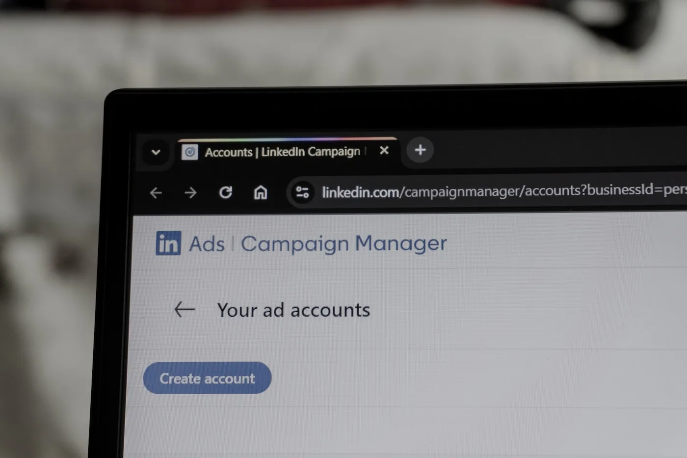 Laptop-Bildschirm mit geöffnetem LinkedIn Campaign Manager und der Übersicht der Werbekonten