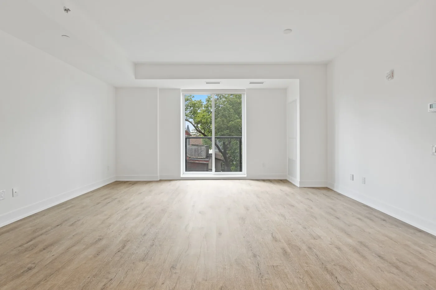 Leeres helles Zimmer mit Holzboden